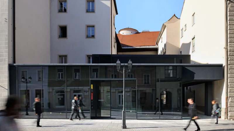 Fotografija: Ker je paviljon steklen, je prezentirana dediščina na ogled tudi takrat, ko je paviljon dejansko zaprt. Vsak si tako lahko ogleda izjemno dediščino rimske Celeie, kjer so, kot danes ugotavljajo, vile merile okoli 900 kvadratnih metrov. FOTO: Miran Kambič