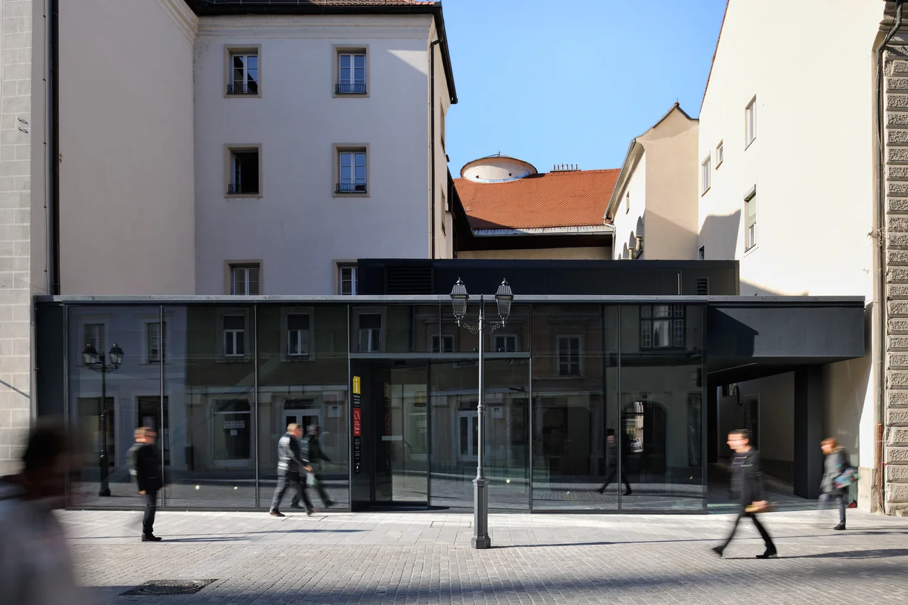 Fotografija: Ker je paviljon steklen, je prezentirana dediščina na ogled tudi takrat, ko je paviljon dejansko zaprt. Vsak si tako lahko ogleda izjemno dediščino rimske Celeie, kjer so, kot danes ugotavljajo, vile merile okoli 900 kvadratnih metrov. FOTO: Miran Kambič