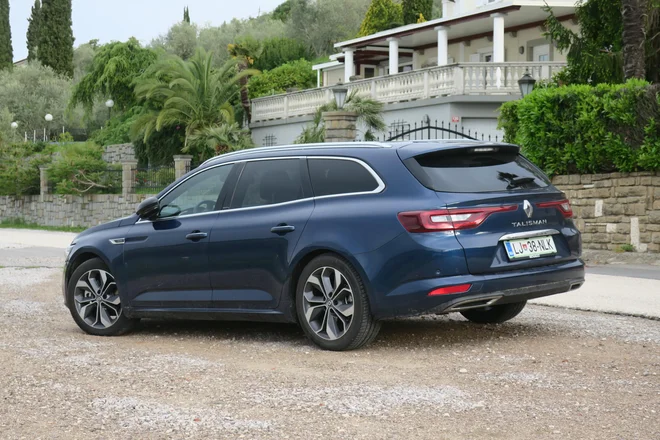 Renaultov največji karavan se meri z modeli, kot so kombijevske izvedbe volkswagna passat, forda mondea, mazde6, opla insignie ... Foto Bruno Kuzmin