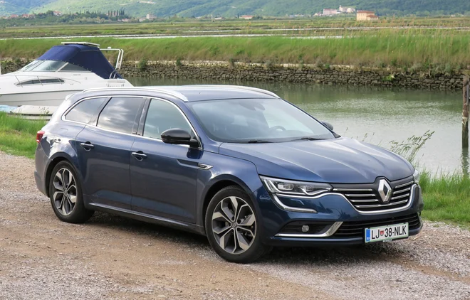 Renault talisman, ki je bil tako rekoč še včeraj na voljo le z 1,6-litrskimi motorji, se po novem hvali z 2,0-litrskim dizlom, s katerim lažje konkurira plejadi podobno motoriziranih tekmecev. Foto Bruno Kuzmin