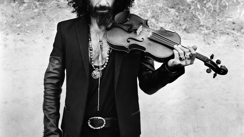Fotografija: Ara Malikian: Posnel je več kot štirideset albumov, ustanovil lastni orkester in sodeloval pri produkciji številnih umetniških projektov. Na zadnjih dveh turnejah, 15 in The Incredible World Tour of Violin, je razprodal najprestižnejša koncertna prizorišča v Londonu, Parizu, Rimu, Moskvi, Buenos Airesu, Ciudadu de Mexicu ... FOTO: Anton Corbijn