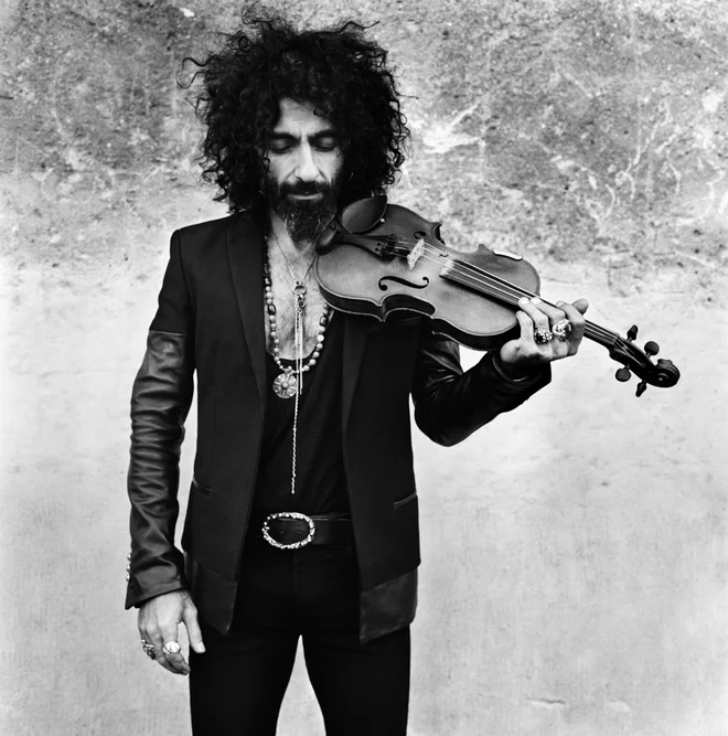 Ara Malikian:&nbsp;Posnel je več kot štirideset albumov, ustanovil lastni orkester in sodeloval pri produkciji številnih umetniških projektov. Na zadnjih dveh turnejah, <em>15 </em>in <em>The Incredible World Tour of Violin</em>, je razprodal najprestižnejša koncertna prizorišča v Londonu, Parizu, Rimu, Moskvi, Buenos Airesu, Ciudadu de Mexicu ... FOTO: Anton Corbijn