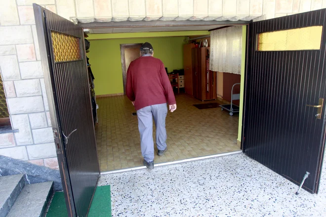 V garažni hiši Jožeta Ahlina v Veliki Stari vasi so lani potekale lokalne volitve, evropske zagotovo ne bodo. FOTO: Roman Šipić/Delo