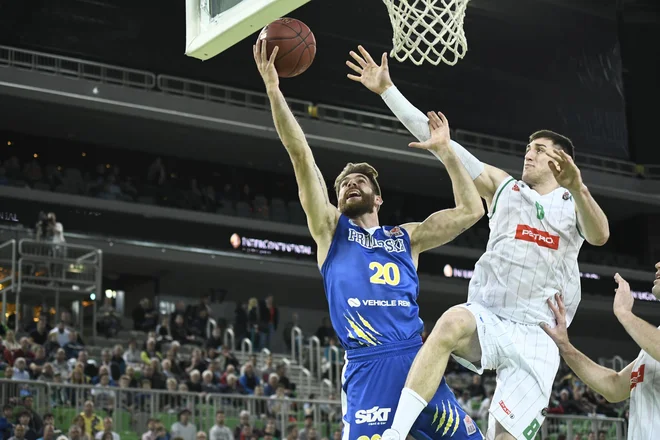 Kapetan Koprčanov Alen Hodžić (levo) je v torek odločno usmeril primorsko barko. FOTO: Sixt Primorska/Žiga Mikeli