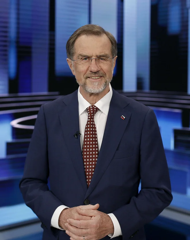 "Strogo se držim pravil in če mi plačajo potovanja oziroma udeležbo na dogodki, to prijavim. Moje dodatne dejavnosti ne vplivajo na delo evropskega poslanca, v okviru ene od njih doniram desetino plače za ljudi v stiski," pravi Lojze Peterl