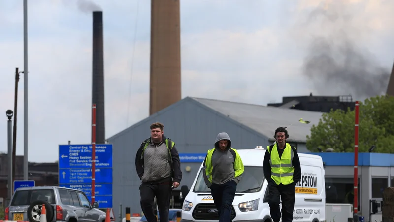 Fotografija: Zaposleni v obratih British Steel so po napovedi likvidacije v negotovosti.
Foto AFP