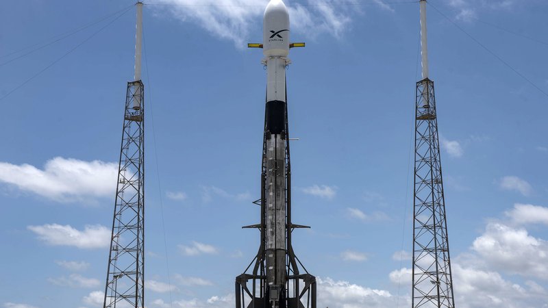 Fotografija: Falcon 9 je varno pripeljal satelite v orbito, nosilna stopnja je vzletela, letela in pristala že trikrat. FOTO: Spacex