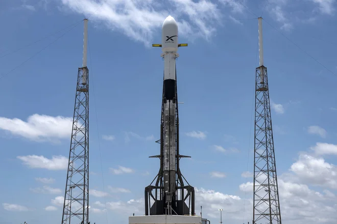 Falcon 9 je varno pripeljal satelite v orbito, nosilna stopnja je vzletela, letela in pristala že trikrat. FOTO: Spacex