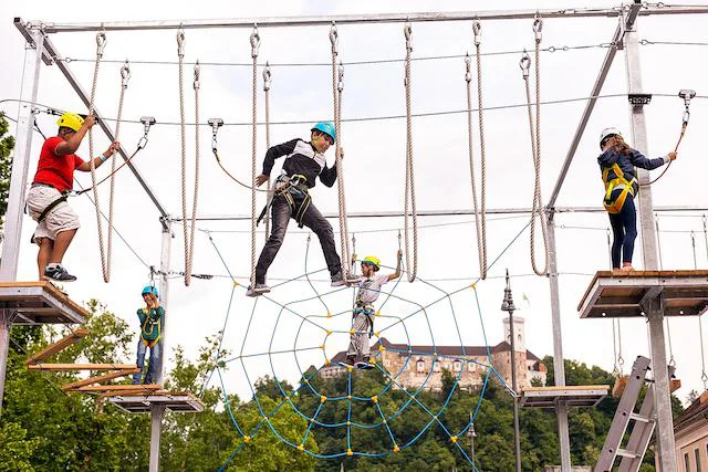 Jutri bo mogoče na Kongresnem trgu preizkusiti številne aktivnosti, med drugim adrenalinski park, jeklenico, steber poguma ... FOTO: Dino S. Jugovac/Triglav The Rock Ljubljana