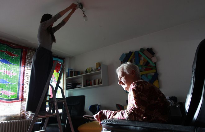 Marsikateri starejši Slovenec bi bil vesel pomoči pri manjših opravilih v svojem domu. FOTO: Roman Šipić