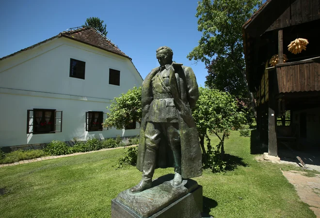 Kumrovec bo v kratkem dobil zabaviščni park, posvečen njegovemu slavnemu sinu. In čeprav je ta kraj že zdaj pogosto cilj številnih obiskovalcev z vsega sveta, bo njegovo mesto na turističnem zemljevidu še posebej osvetljeno. FOTO: Jure Eržen