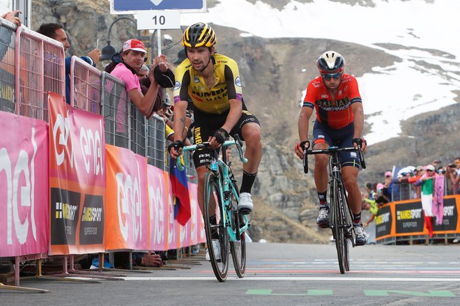 Primož Roglič in njegov glavni tekmec Vincenzo Nibali sta skupaj prišla na vrh. FOTO: AFP