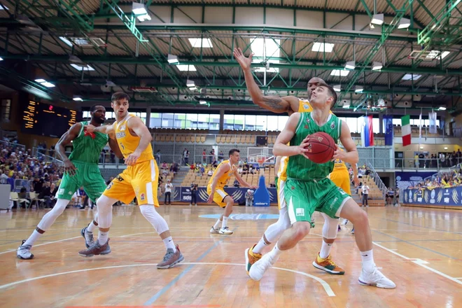 Roko Badžim (z žogo) ni mogel preprečiti novega poraza stožiške zasedbe, nove lovorike se je veselil MVP finala Marjan Čakarun (levo). FOTO: Petrol Olimpija
