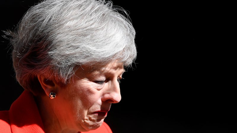 Fotografija: Theresa May se umika. FOTO: Toby Melville/Reuters