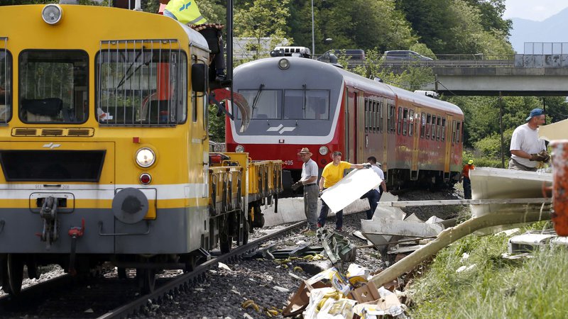 Fotografija: Trčenja vlaka in tovornjaka. FOTO: Matej Družnik/Delo