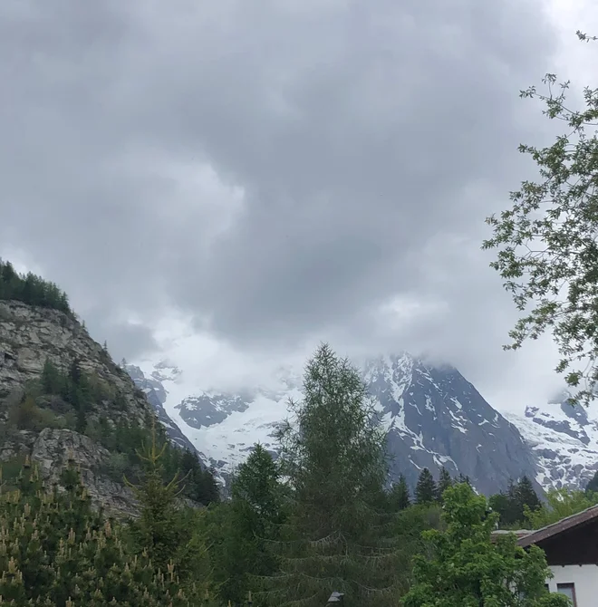 Etapa se bo končala pod vznožjem Mont Blanca, ki je danes zavit v oblake. Foto Nejc Grilc
