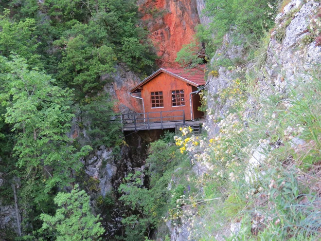 Pot do nekdanje Titove barake je bila zaprta, saj se je pred dvema mesecema zrušilo kamenje na streho lesenjače. FOTO: Bojan Rajšek/Delo