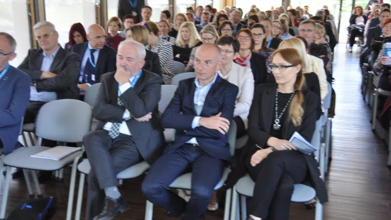 Fotografija: Srečanja društva ekonomistov v zdravstvu so se udeležili minister za zdravje Aleš Šabeder, generalni direktor ZZZS Marjan Sušelj in predsednik Odbora za zdravstvo DZ dr. Franc Trček. FOTO Društvo ekonomistov v zdravstvu