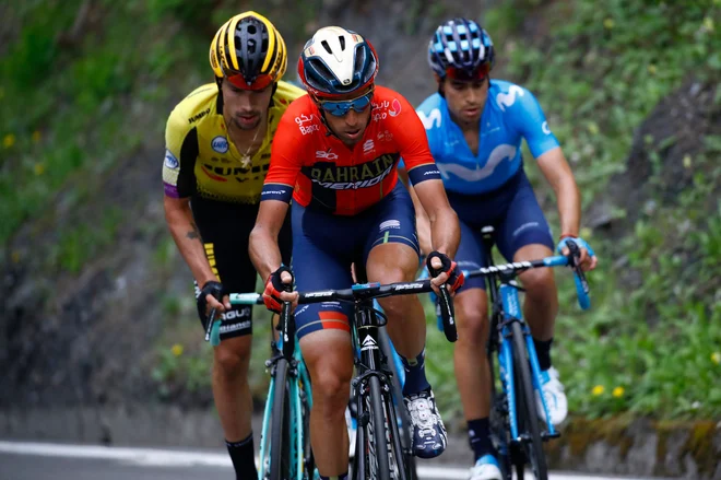 Vincenzo Nibali je napadal Primoža Rogliča, a se Slovenec spet ni dal. FOTO: AFP