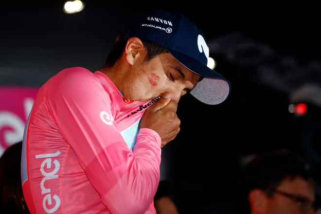 Richard Carapaz je bil rožnate majice zelo vesel, iz rok je ne misli kar tako izpustiti. FOTO: AFP