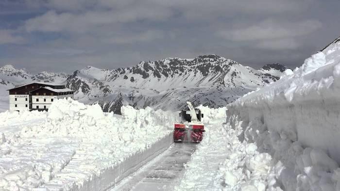 Fotografija: Zaradi snežnih zametov je možnost plazov na Gavii prevelika, da bi karavana lahko varno prečkala sloviti prelaz. 
