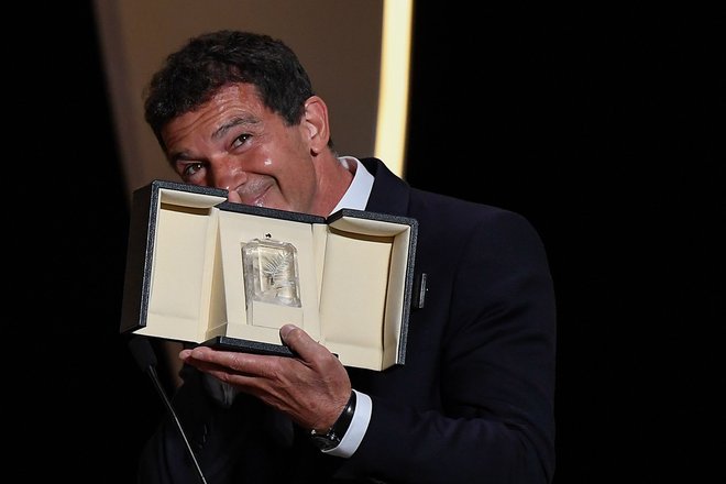 Antonio Banderas z nagrado za najboljšega igralca. FOTO: Christophe Simon/AFP