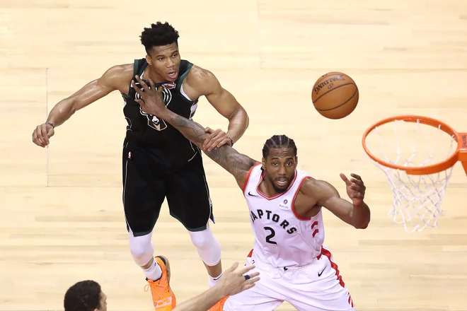 Kawhi Leonard (desno) je bil v vzhodnem finalu kos tudi Giannisu Antetokounmpu (levo). FOTO: AFP