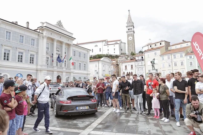 Športni avtomobili v Piranu. FOTO: Cars&Coffee