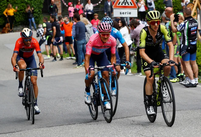 Vincenzo Nibali (levo), Richard Carapaz (v sredini) in Simon Yates so izkoristili Rogličeve težave. FOTO: Luk Benies/AFP