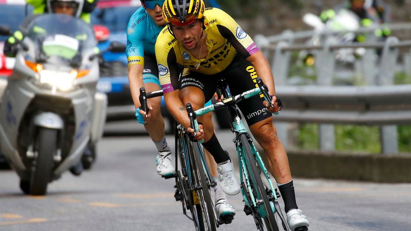 Fotografija: Primož Roglič je bil po padcu opazno načet po nogah in obrazu, toda do konca nedeljske dirke je kolesaril na vso moč. FOTO: AFP