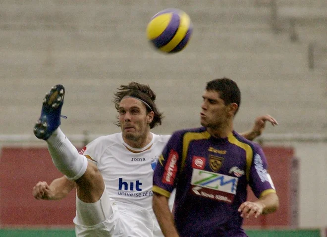 V goriškem dresu je bil Marko Šuler trn v peti Maribročanov in njegovega napadalca Dimitara Ivanova. FOTO: Tadej Regent/Delo