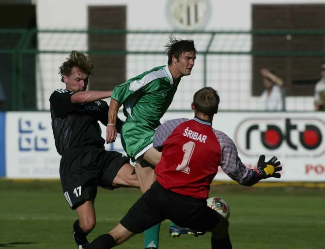 Prve korake v 1. SNL je Marko Šuler (v sredini) naredil v dresu Dravograda. FOTO: Dejan Javornik/Delo