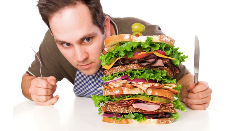 Fotografija: Prepogosto se zgodi, da krivimo hrano in ne naš izbor hrane ali količine na krožniku. FOTO: Shutterstock
