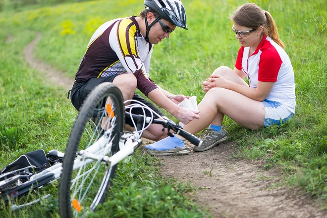 Če je bil padec hujši, vas bodo še nekaj dni spremljale tudi bolečine. Zato zaužijte kakšno protibolečinsko tableto, ki ima po možnosti tudi protivnetni učinek. FOTO: Shuttterstock
