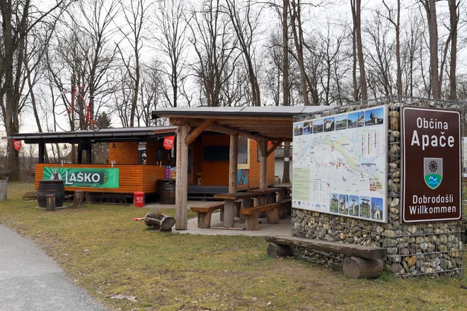 Bicikel bar pri Črncih ob reki Muri. FOTO: Dušan Dundek