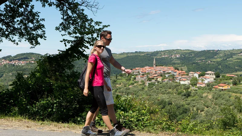 Fotografija: Pohodnika s Padno v ozadju. FOTO: Jaka Jeraša