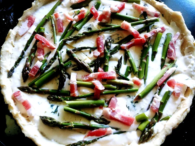 Poletov recept: Pita s šparglji in kozjo skuto. FOTO: Tanja Drinovec