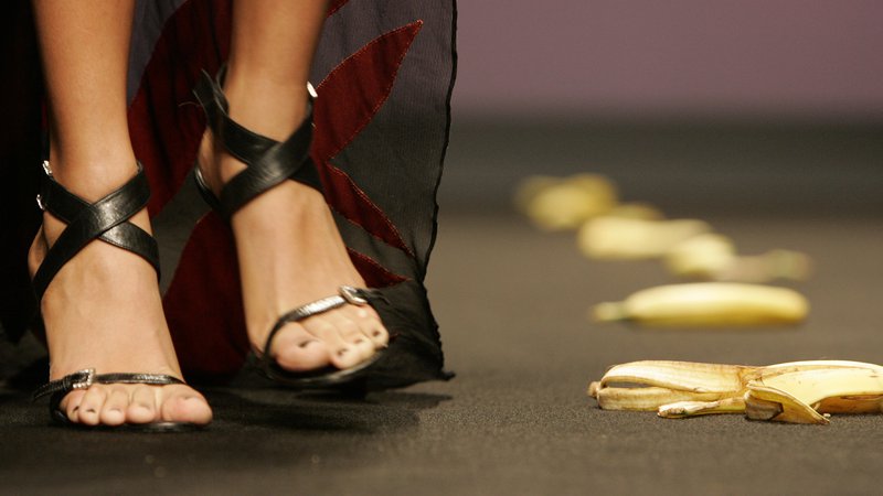 Fotografija: Modna revija znamke Stretch Couture v Rimu, na kateri se je manekenka sprehodila mimo bananinih olupkov. Foto Dario Pignatelli/Reuters