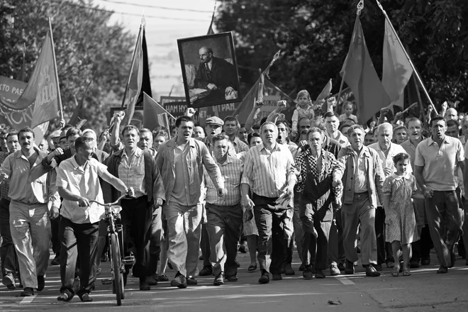 Končalovski se v filmu <em>Dragi tovariši!</em> loti podrobne rekonstrukcije zgodovinskega dogodka in poustvari resničnega duha časa, ko se ruska realnost posameznika ni skladala s komunističnimi kolektivnimi ideali. Foto Sasha Gusov