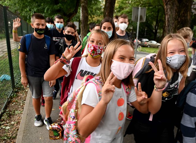 Tudi na Hrvaškem se šolarji soočajo z nevarnostjo okužb. FOTO: Denis Lovrovic/AFP