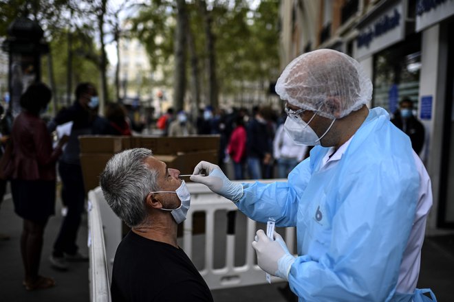 Porast okužb je zaznati v številnih evropskih državah. FOTO: Christophe Archambault/AFP