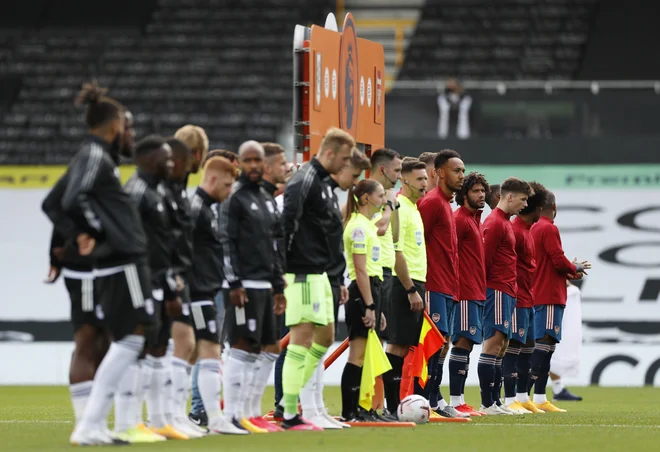 Na štadionu Craven Cottage se je z dvobojem povratnika v premier league Fulhamom in Arsenalom začela ligaška sezona v angleškem nogometnem porvenstvu. FOTO: Paul Childs/Reuters