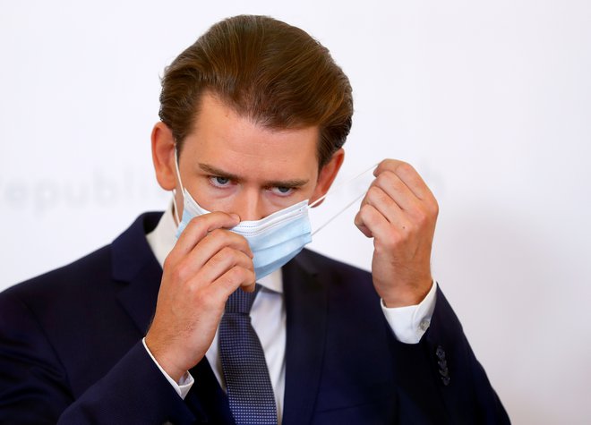Avstrijski kancler Sebastian Kurz si nadeva masko. Avstrija je potrdila rekordno število novih okužb. FOTO: Leonhard Foeger/Reuters