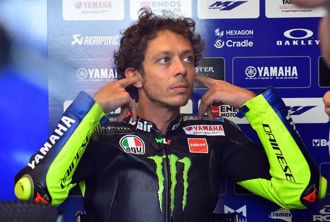 Domači junak Valentino Rossi je s četrtim mestom nakazal, da bi na glavni dirki lahko mešal štrene. FOTO: Massimo Pinca/Reuters