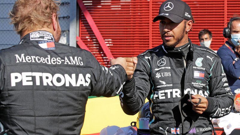 Fotografija: Voznika srebrnih puščic Lewis Hamilton (desno) in Valtteri Bottas bosta jutrišnjo dirko na ferrarijevem dirkališču začela v ospredju. FOTO: Luca Bruno/AFP