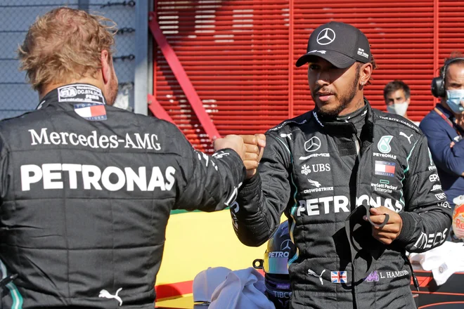 Voznika srebrnih puščic Lewis Hamilton (desno) in Valtteri Bottas bosta jutrišnjo dirko na ferrarijevem dirkališču začela v ospredju. FOTO: Luca Bruno/AFP
