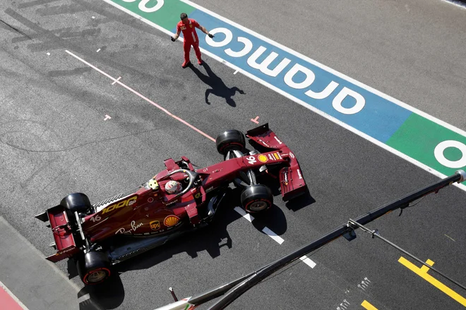 Od ferrarijevih adutov je bil Charles Leclerc s petim mestom bistveno hitrejši od 14. Sebastiana Vettla. FOTO: Luca Bruno/AFP