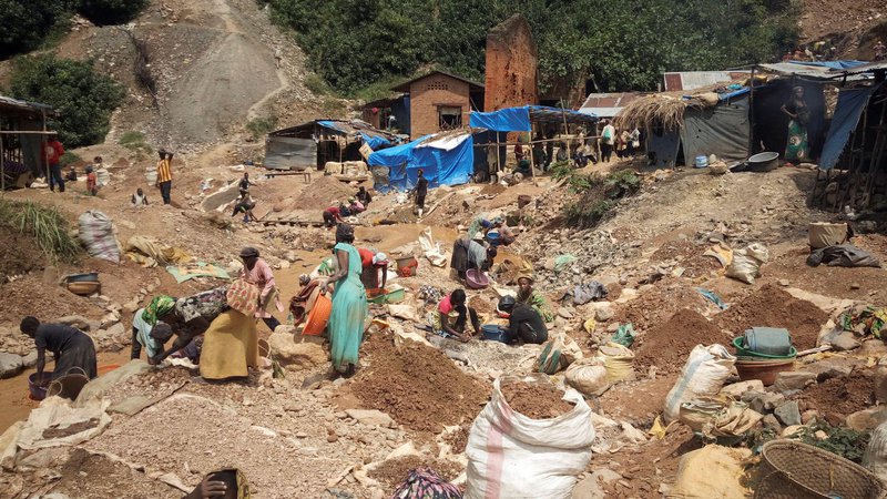 Fotografija: Arhivski posnetek rudnika zlata v bližini Kamituge na vzhodu Konga. V improviziranih rudnikih so nesreče pogosto smrtonosne. FOTO: Djaffar Al Katanty/Reuters