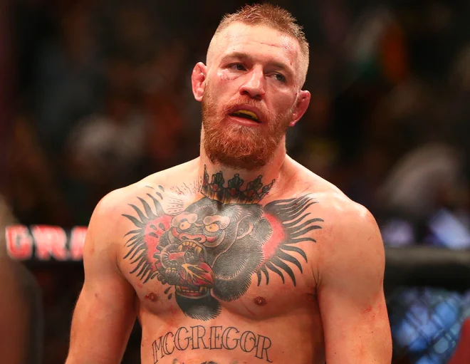 &raquo;V primeru spolnega napada in neprimernega razkazovanja je bil zaslišan irski državljan Conor Anthony McGregor. Do nadaljnjega je v policijskem priporu,&laquo; je v kratki izjavi zapisalo tožilstvo na Korziki. FOTO: Mark J. Rebilas/Reuters