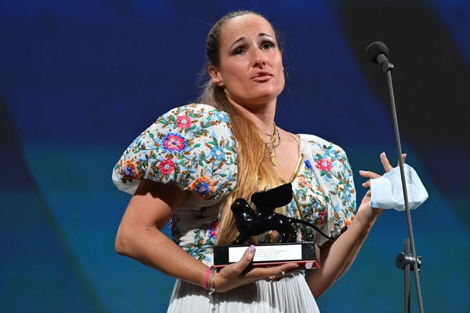 Režiserka Ana Rocha de Sousa je prejela dve nagradi za kratki film Listen (Poslušaj) in na odru ni mogla zadržati solza. Foto Alberto Pizzoli Afp